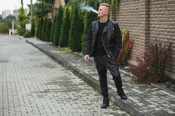 Cool young guy smoking a cigar — Stock Photo, Image