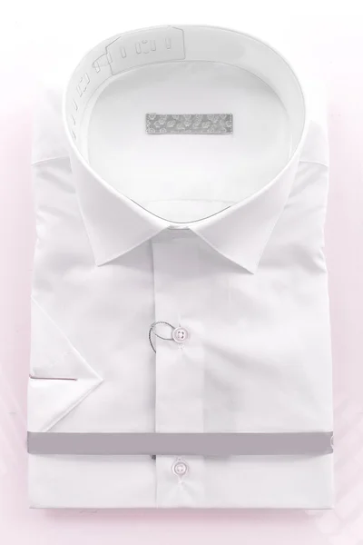 Beyaz arka planda beyaz gömlek — Stok fotoğraf