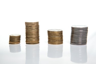 ekonomik büyümeyi simgeleyen beyaz arka plan üzerinde pennies.