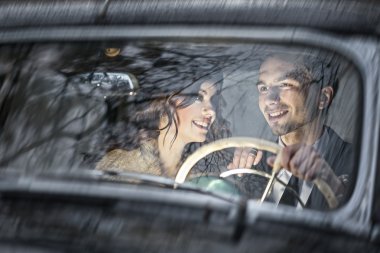 retro bir araba ile genç bir çift