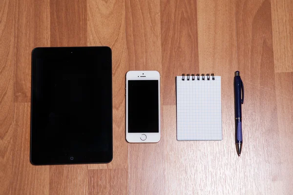 Tableta digital en tabletas de madera con bloc de notas y bolígrafo —  Fotos de Stock