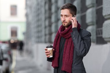 Dışarıda telefonla konuşan adam.