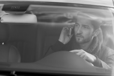 Arabada telefonda konuşan adam