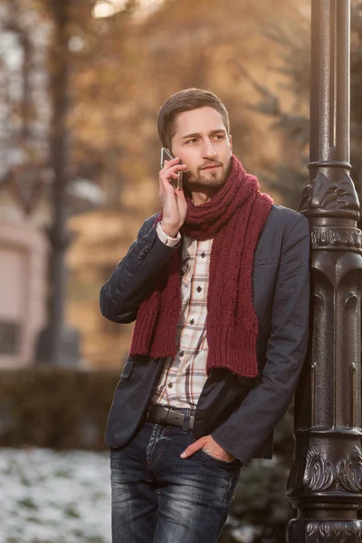 Homem falando no telefone ao ar livre — Fotografia de Stock