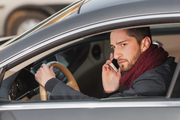 Man talking on the phone in the car — Stock Photo, Image