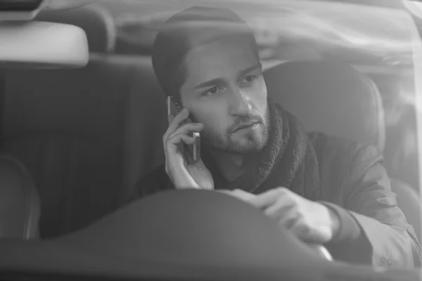 Man talking on the phone in the car — Stock Photo, Image