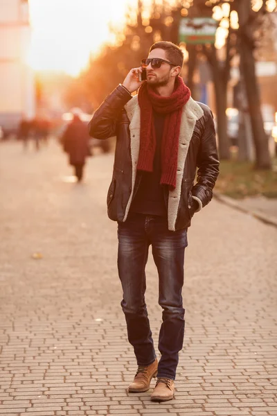 Dışarıda telefonla konuşan adam.