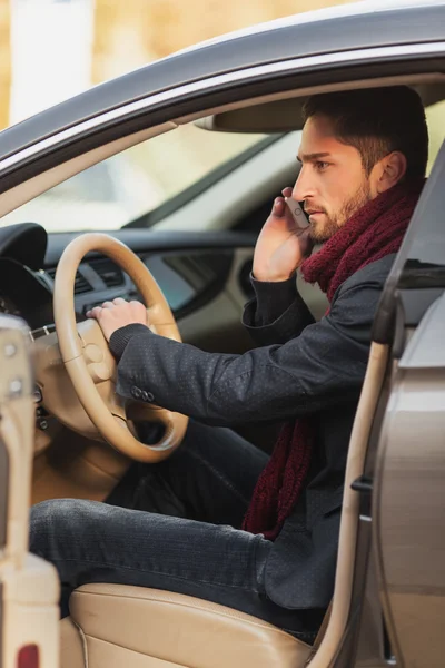 Muž mluví po telefonu v autě — Stock fotografie