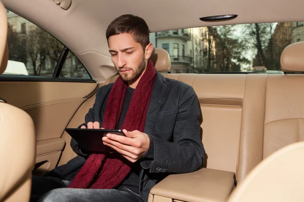 Man med Tablet PC i bilen — Stockfoto