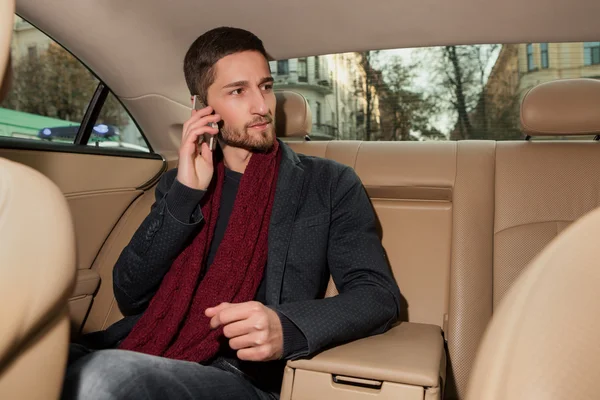 Man talar i telefon i bilen — Stockfoto