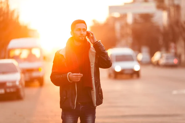 屋外で電話で話してる男 — ストック写真