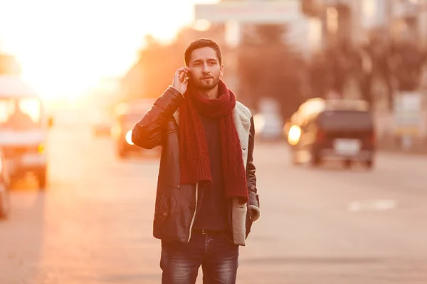 Homem falando no telefone ao ar livre — Fotografia de Stock