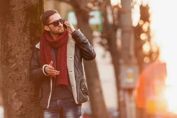 Homem a falar ao telefone — Fotografia de Stock