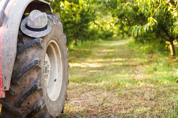 Sombrero en la rueda del tractor —  Fotos de Stock