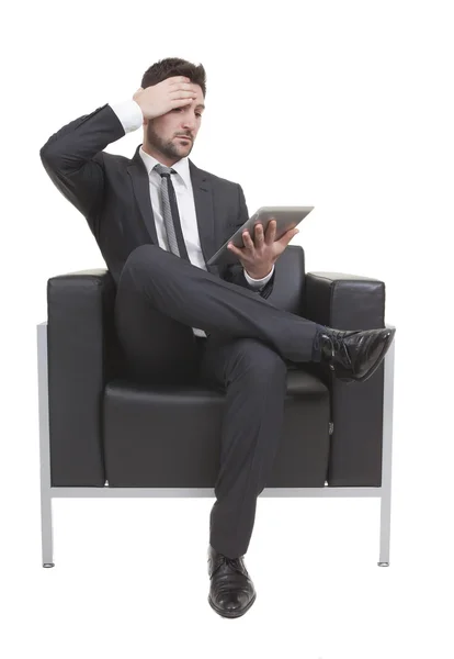 Biznesmen siedząc patrząc tabletu — Zdjęcie stockowe
