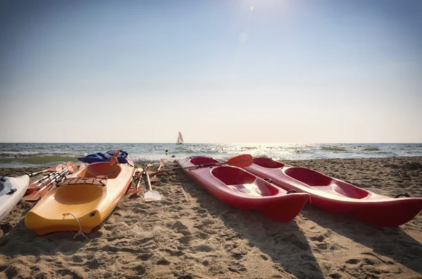 Kayak colorido y velero — Foto de Stock