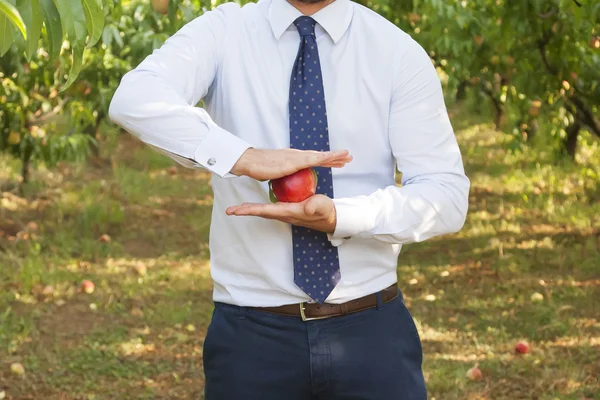 Hombre de negocios empujar melocotón —  Fotos de Stock