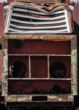 Eski bir traktör ızgara