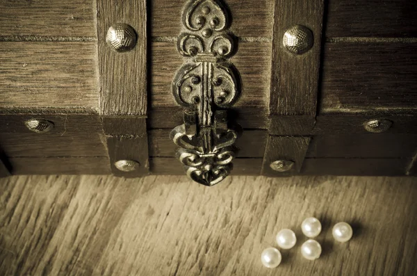 Hazine sandığı ve inciler