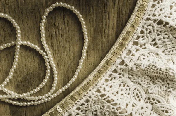 Pearls and Lace on Wood — Stock Photo, Image