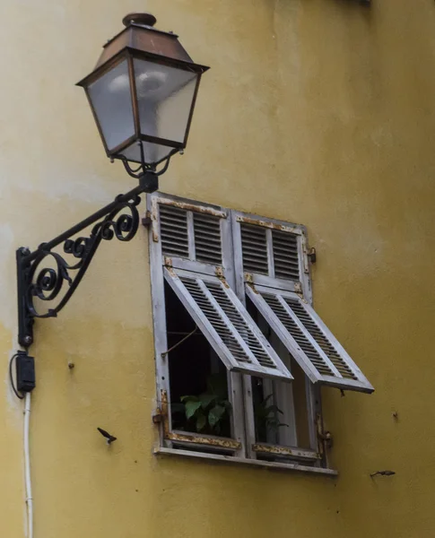 Сільський віконницями та Лампа вулиці — стокове фото
