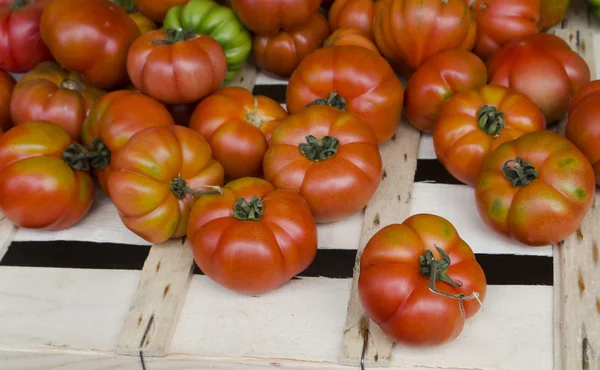 Tomates en una caja rústica Fotos de stock libres de derechos