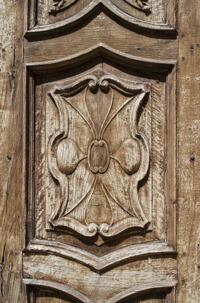 Détail de la sculpture sur bois sur une porte Image En Vente