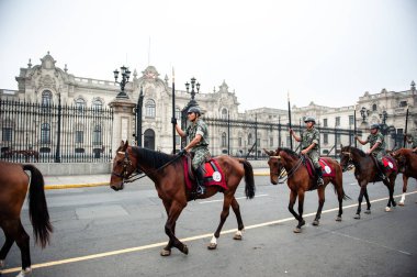 Pizarro Sarayı olarak bilinen Lima, Peru 'daki Plaza de Armas' da muhafızların değişimi.