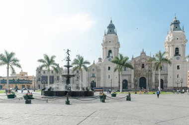 Lima şehrinin Lima Meydanı 'ndaki Lima Katedrali (Plaza de Armas) ana meydanı, Peru