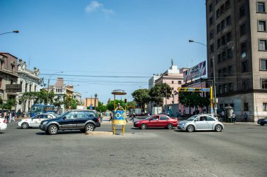 Lima caddesinde Peru, Lima 'da trafiği yöneten bir kadın polis.