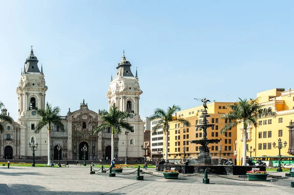 Lima şehrinin Liza de Armas (Plaza Belediye Başkanı) Meydanı 'ndaki Lima' daki Şöhret Meleği heykelinin bulunduğu Bazilika Katedrali ve bronz çeşme.