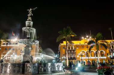 Lima şehrinin Liza de Armas (Plaza Belediye Başkanı) Meydanı 'ndaki Lima' daki Şöhret Meleği heykelinin bulunduğu Bazilika Katedrali ve bronz çeşme, o gece Peru 'da