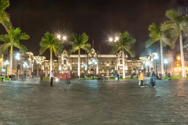 Lima 'daki Lima Katedrali (Plaza de Armas) Lima şehrinin ana meydanı, Peru