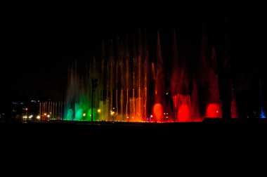 Sihirli Su Pisti 'ndeki su oyunları (dünyanın en büyük çeşme kompleksi), Rezerv Parkı, Lima, Peru.