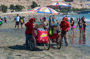 Chorrillos Plajı 'ndaki satıcılar Lima, Peru' da dondurma satıyorlar. 1 Mayıs 2015