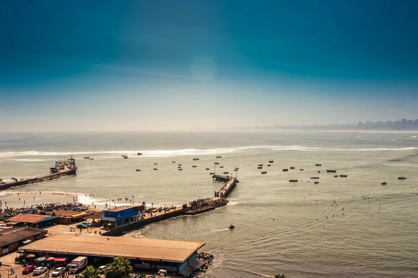 Vista Aérea Playa Puerto Chorrillos Con Telón Fondo Ciudad Lima — Foto de Stock