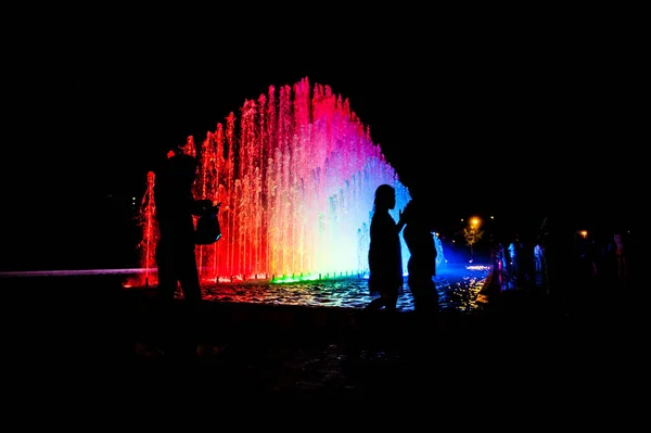 Turistas Rainbow Fountain Magic Water Circuit Maior Complexo Fontes Mundo — Fotografia de Stock