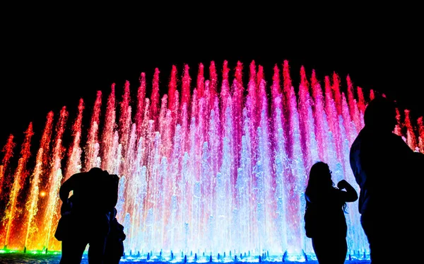 Turistas Rainbow Fountain Magic Water Circuit Maior Complexo Fontes Mundo — Fotografia de Stock