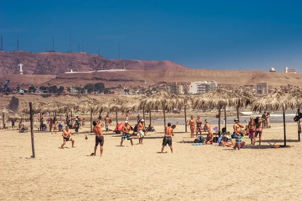 Peruvians Play Paddle Ball Known Locally Frescobol Chorrillos Beach Solar — Stock Photo, Image