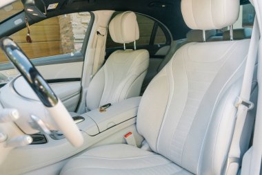 Lüks koltuklu modern bej renkli araba.