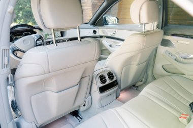 Lüks koltuklu modern bej renkli araba.