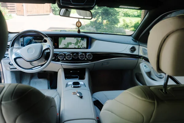 Interior Mobil Modern Dengan Warna Terang Dan Perangkat Navigasi — Stok Foto