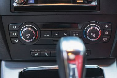 Soğuk ve sıcak ayarlamalarla modern lüks iklim kontrolü