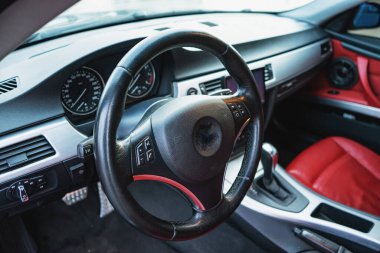 Deri direksiyonlu modern bir araba.