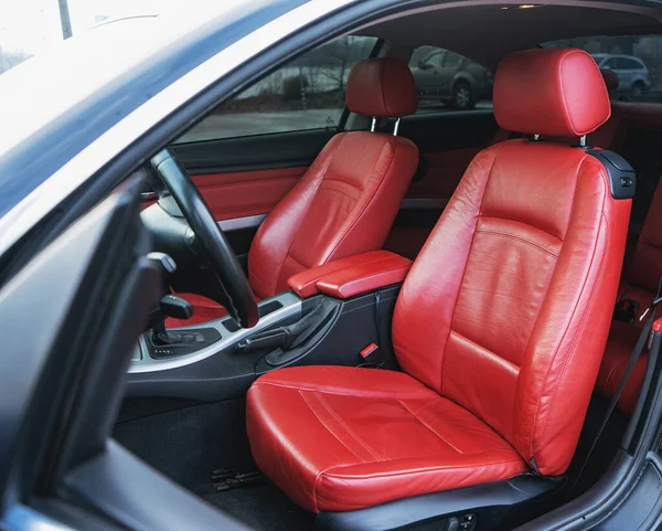 Interior Mobil Mewah Dengan Jok Kulit Merah Dan Detail Hitam — Stok Foto