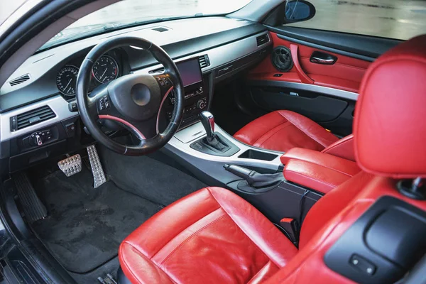 Interior Mobil Mewah Dengan Jok Kulit Merah Dan Detail Hitam — Stok Foto