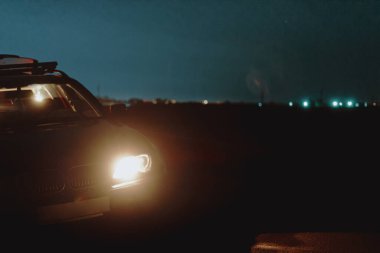 Klasik arabanın gece ışını. Uzun yolculukta dur.