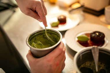 Şef Kakalayan Yeşil Kibrit Şerbeti, Tatlı Tabağı için Metal Kutusu. Yüksek kalite fotoğraf