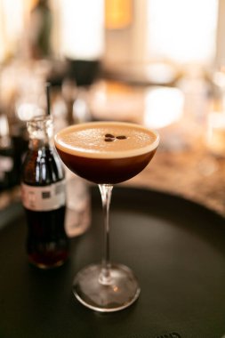 Espresso Martini Kokteyli ve Süslü Bar 'da Kahve Fasulyesi. Yüksek kalite fotoğraf