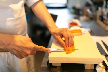 Profesyonel Mutfak Kurulunda Şefin Taze Somon Dilimlemesi. Yüksek kalite fotoğraf